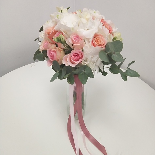 Свадебный букет в пастельных тонах с шикарной гортензией и пионовидной розой