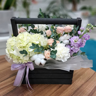 белоснежные цветочные композиции в стильном ящичке