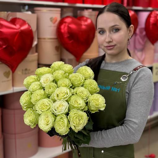 бело-зеленая роза
