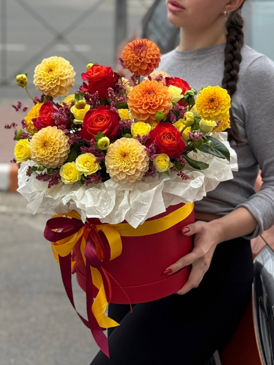 Композиция с георгинами в шляпной коробке