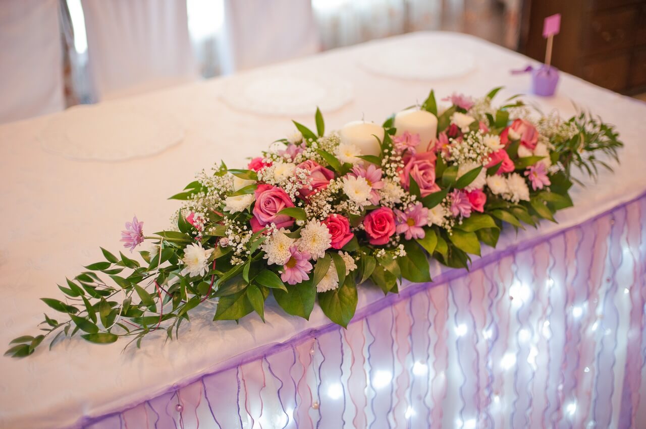 живые цветы на свадебный стол