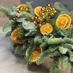 новогодние композиции в цветочном магазине