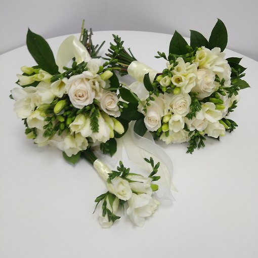 Свадебный комплект: букет невесты в классическом белом цвете, дублер, бутоньерка. 