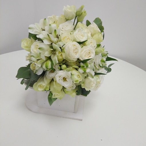 Классический  букет невесты в белом цвете .