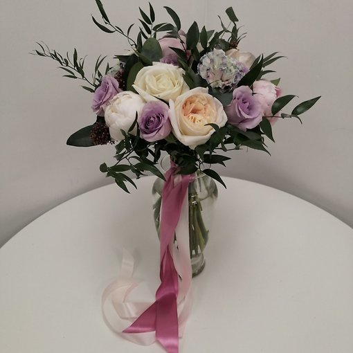 Букет невесты с ароматными пионами, пионовидной розой, крашеным диантусом и зеленью. 
