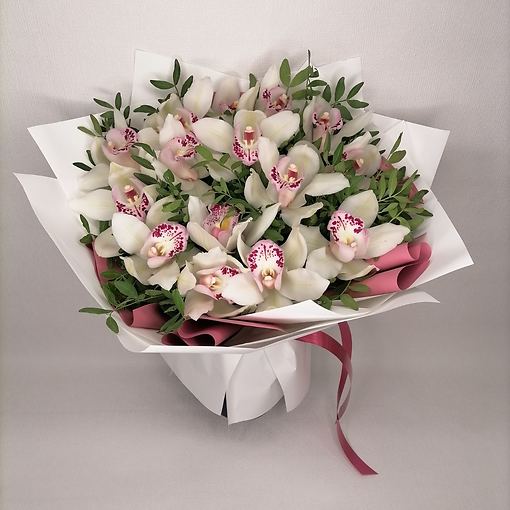 Элегантный букет с орхидеями