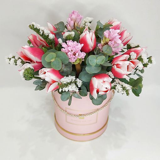 Шляпная коробочка с тюльпанами и ароматными гиацинтами