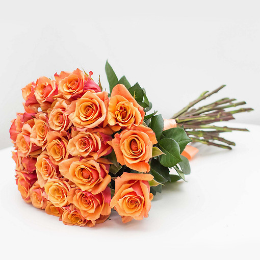 Яркий букет из 25 оранжевых роз 