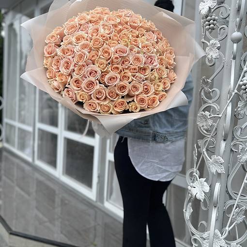 Шикарный букет из 101 розы нежно-персикового оттенка в корейской матовой упаковке.