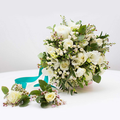 Свадебный комплект: букет невесты из белых роз и бутоньерки