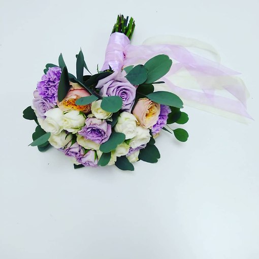 Яркий букет невесты из пионовидных роз Дэвида Остина
