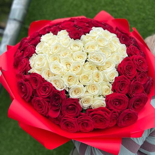 Шикарный букет из российских роз с вставкой белых роз в виде сердца