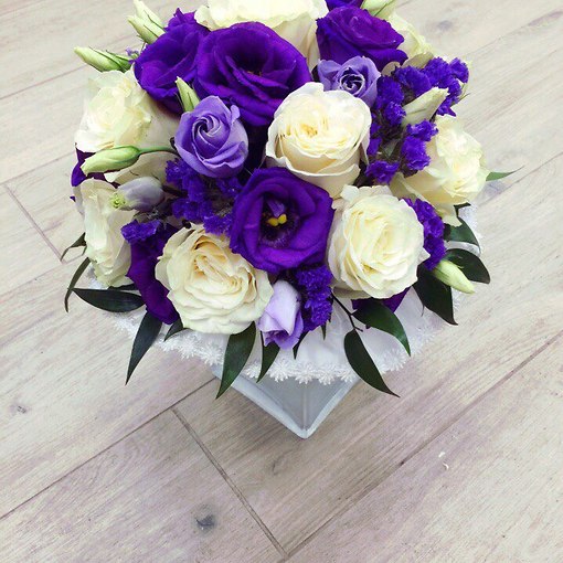 Фиолетовый букет невесты из ароматного эвкалипта, лизиантуса, розы Эквадор.