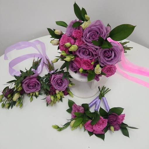 Свадебный набор в насыщенных фиолетовых тонах. В составе набора: букет невесты, бутоньерки и браслеты подружкам невесты