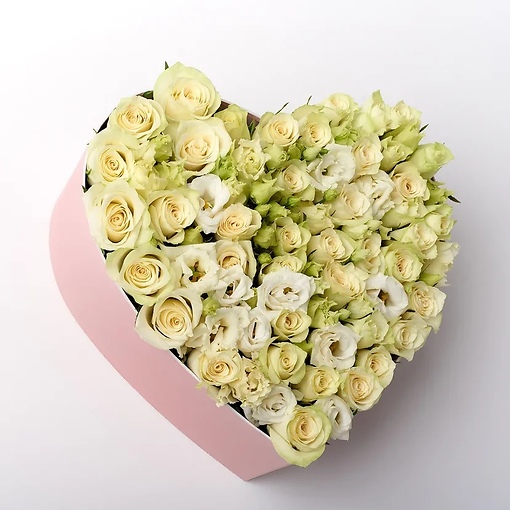 35 кенийских роз и белоснежная эустома в коробочке в виде сердца. 