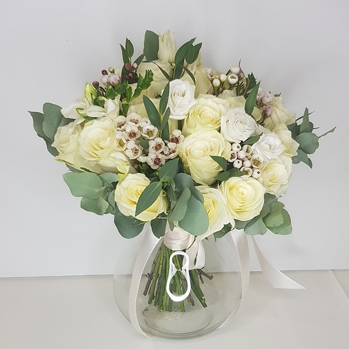 Классический свадебный букет в белом цвете с добавлением ароматного эвкалипта и хамелациума.