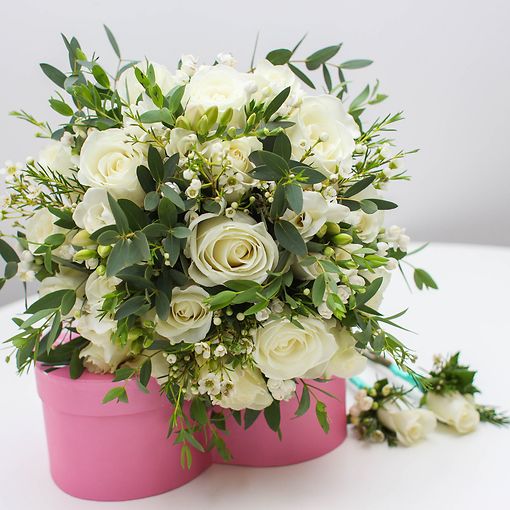 Букет невесты из белых роз, фрезии, хамелациума и листьев эвкалипта