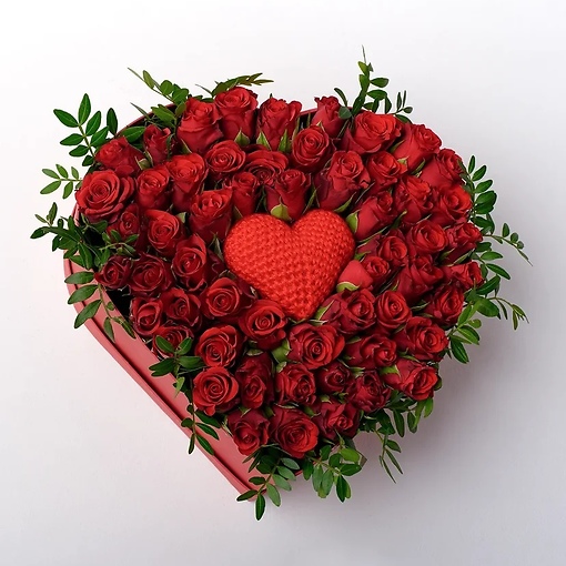 55 кенийских роз в коробочке в виде сердца. 