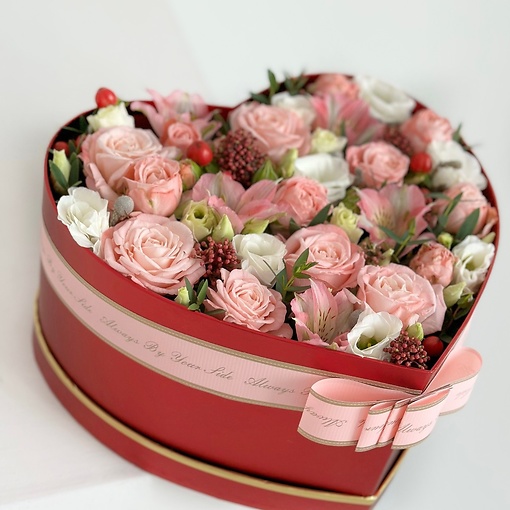 Стильная композиция в коробке в виде сердца в сочетании нежно-розовых кустовых роз и скимии. 