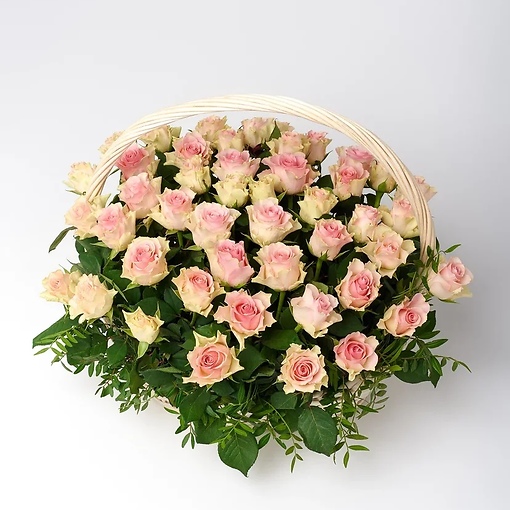 51 нежно-розовая роза (Кения) в плетеной корзинке. 