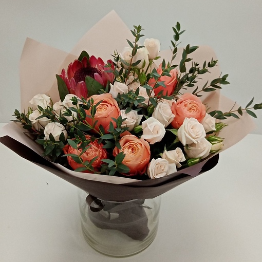 Яркий букет с грациозной протеей, кустовыми розами и пионовидной розой сорта "Кахала"