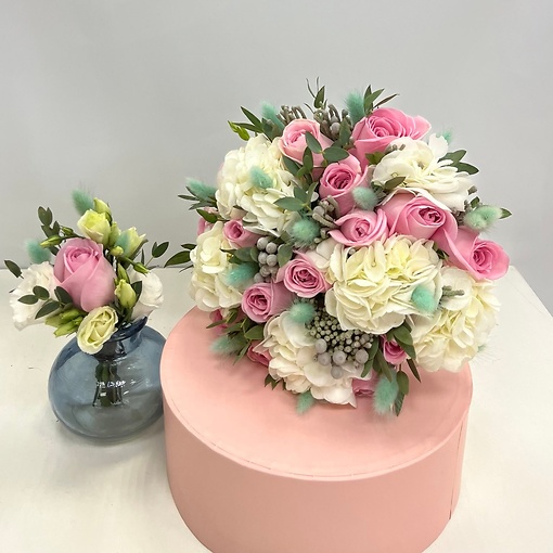 Свадебный комплект: букет невесты и бутоньерка в нежных оттенках в сочетании белоснежной гортензии и ярких роз.