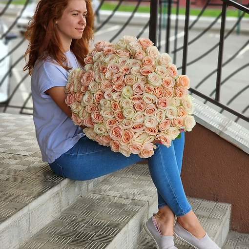 Шикарный букет из 101 розы Россия, высотой 60 см.