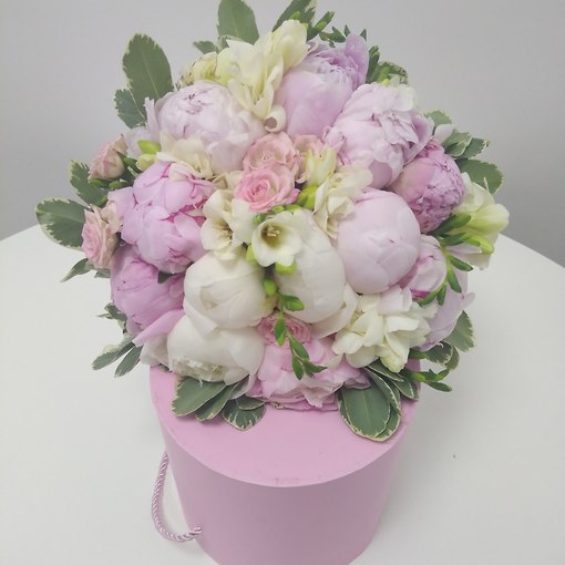 Розовый свадебный букет из ароматных пионов, фрезии и кустовой розы.