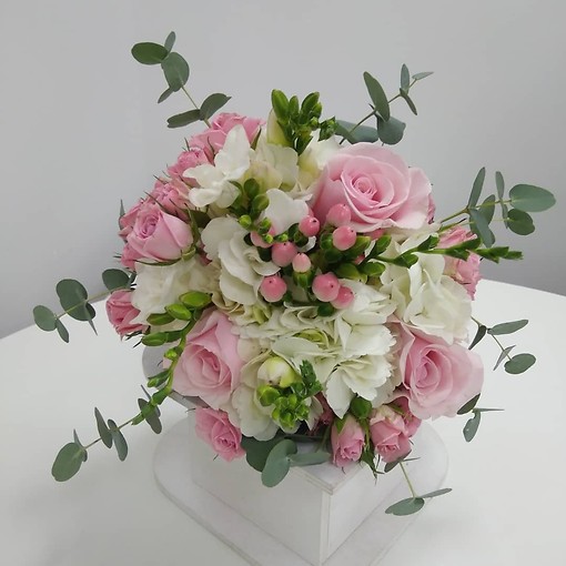 Букет невесты из воздушной гортензии, ароматного эвкалипта и кустовых роз