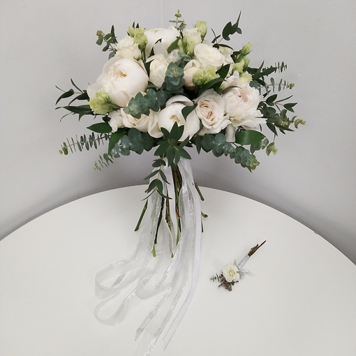 Классический букет невесты в белом цвете с ароматными пионами, кустовой розой и зеленью.