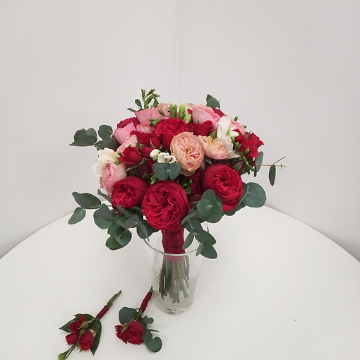Свадебный букет для невесты из ароматной пионовидной и кустовой розы, фрезии и зелени