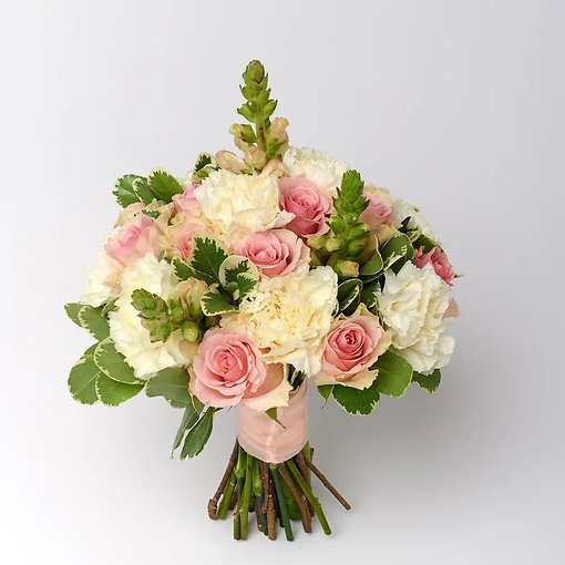 Свадебный букет в нежно-розовой палитре из роз и диантуса 