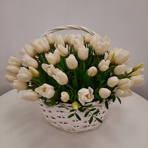 Корзина cо 101 белоснежным тюльпаном