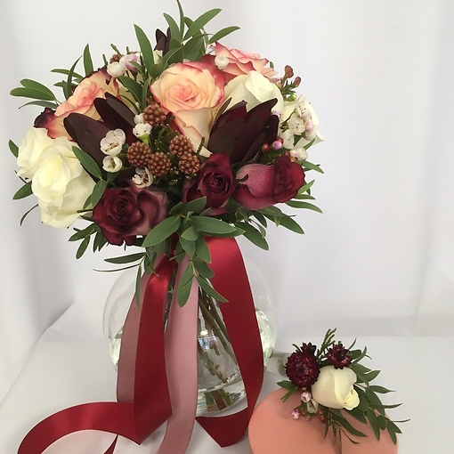 Свадебный комплект: букет невесты и бутоньерка в цвете "марсала".