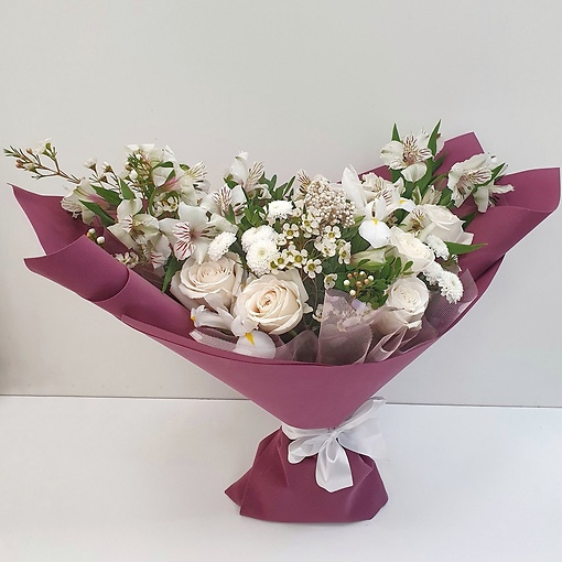 Стильный букет в классическом белом цвете, в сочетании альстромерий, роз, хризантем и ароматной зелени