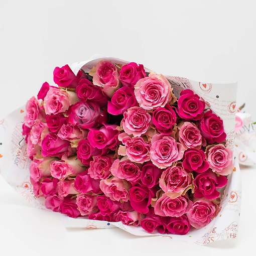 Мегабукет в розово-малиновой гамме из 51 эквадорской розы