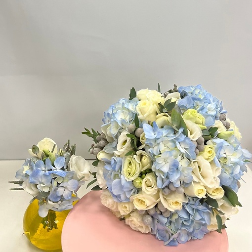 Свадебный комплект: букет невесты и бутоньерка в сочетании небесно-голубых оттенков. 