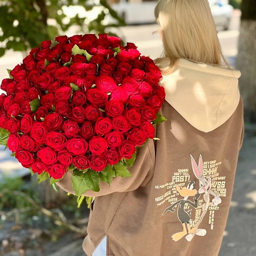 Шикарный букет из 101 российской розы, высотой 60 см.