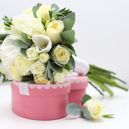 Белый свадебный букет невесты из калл, фрезий, кустовой розы и ароматного эвкалипта в белых тонах. 