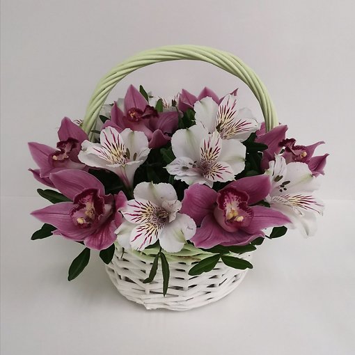 Декоративная плетеная корзина в сочетании с альстромерией, орхидеей  и ароматной зеленью