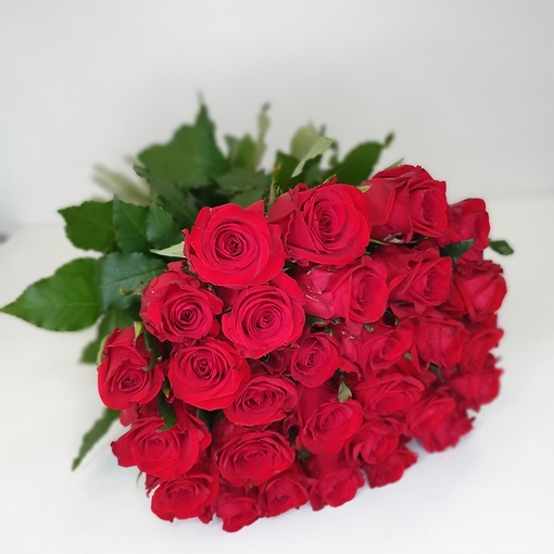 Классический вариант букета из насыщенно-красной розы 