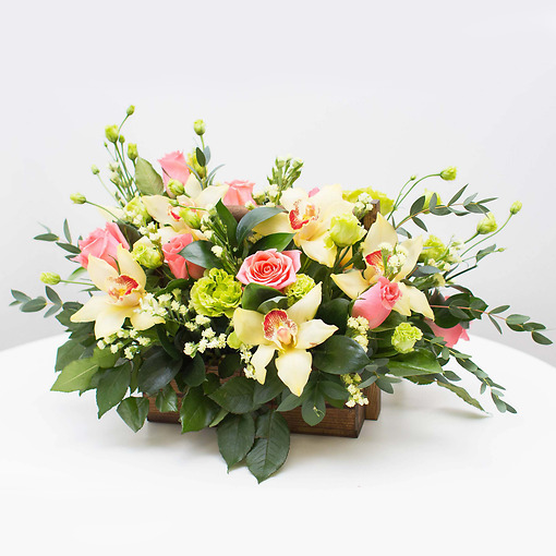 Цветочная композиция из роз и орхидей в розово-зеленой гамме
