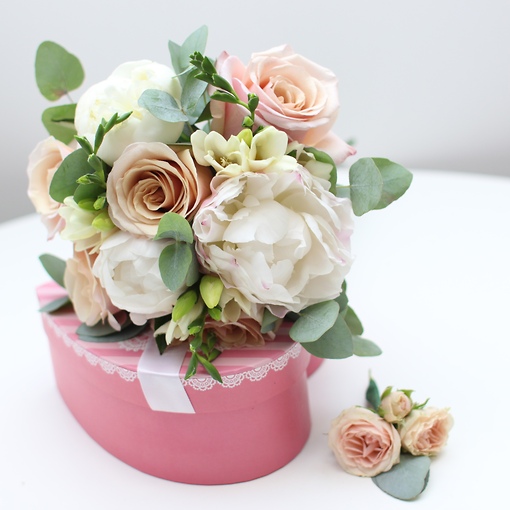 Букет невесты с бутоньеркой из кремовых роз Эквадор 50 см, фрезии, зелени эвкалипта, пионов, кустовой розы.