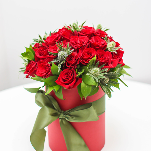 Шляпная коробка с российской розой 40 см красного цвета