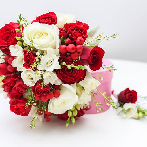 Свадебный набор: букет невесты и бутоньерка в красно-белых тонах.