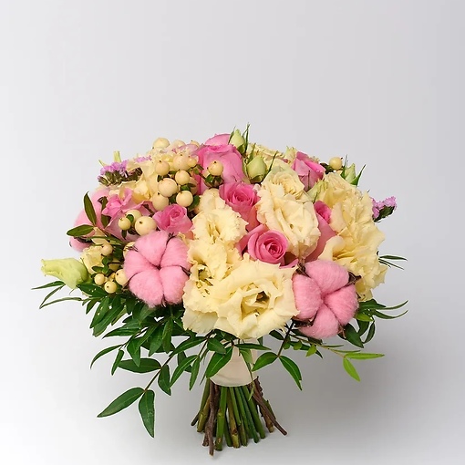 Свадебный букет в нежно-розовой палитре из декоративного хлопка, розы Эквадор, лизиантуса и ароматной зелени. Внимание: цена цветов может меняться в зависимости от сезона! 