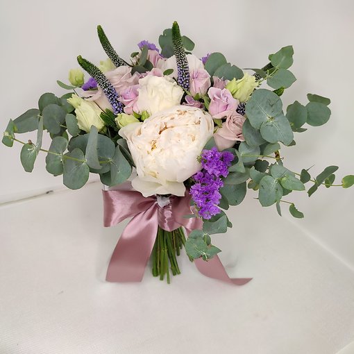 Свадебный букет для невесты из ароматных пионов, кустовой розы, лизиантуса и зелени.