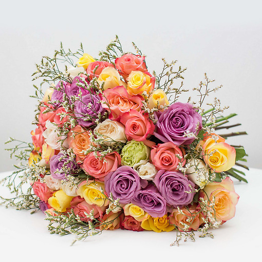 Роскошный букет из разноцветных роз