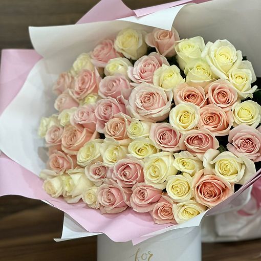 Шикарный букет из белых и розовых роз