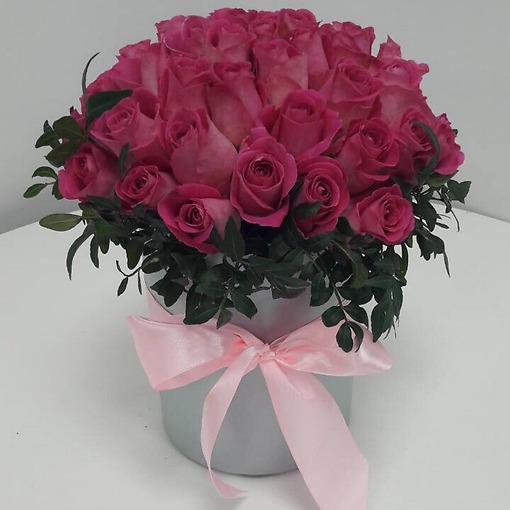 Букет из розовых роз в шляпной коробке